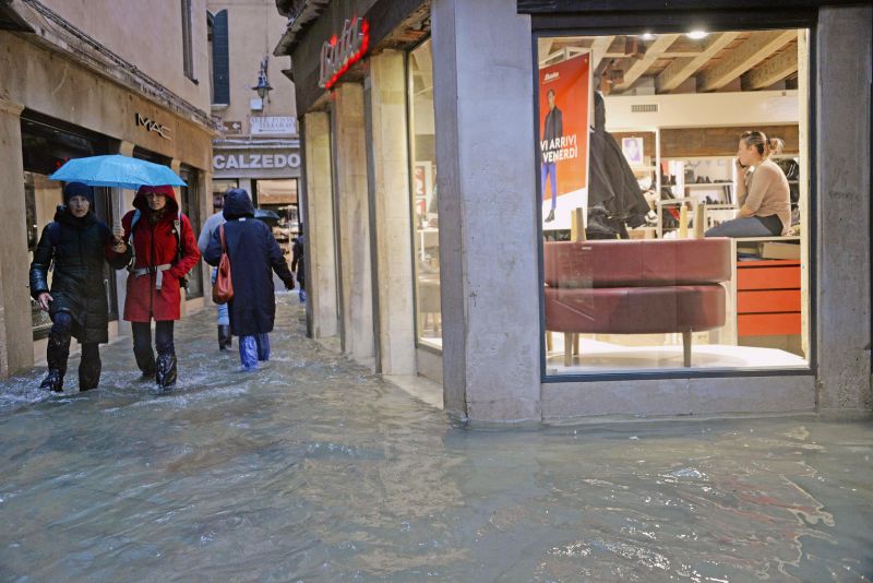 Nem ért véget az árveszély Velencében: ismét teljesen víz alá kerülhetnek a szigetek, továbbra is zárva vannak a boltok