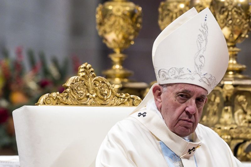 Bocsánatot kért Ferenc pápa, amiért elveszítette a türelmét és rácsapott egy nő kezére a Szent Péter téren – videó 