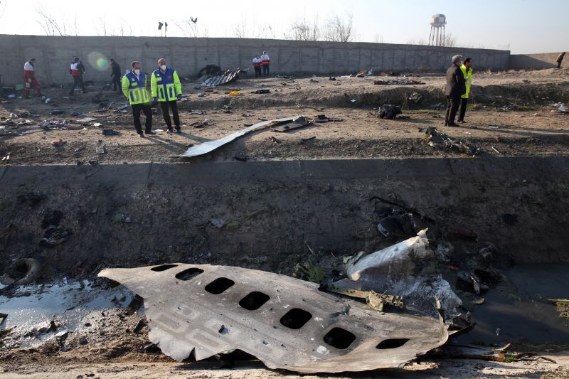 Döbbenet: máris buldózerekkel takarítják Iránban a lezuhant ukrán utasszállító roncsait – fotó