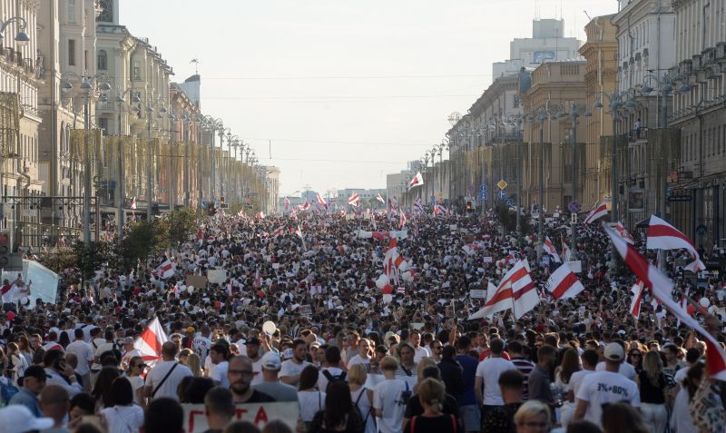 A belarusz történelem legnagyobb tüntetése volt vasárnap Minszkben nagyjából 200 ezer résztvevővel – fotó