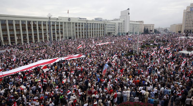 Soha nem látott méretű tömeg tüntetett a belarusz diktátor ellen vasárnap, a hadsereg is felvonult, közben Lukasenka gépkarabéllyal a kezében jelent meg az elnöki palotánál