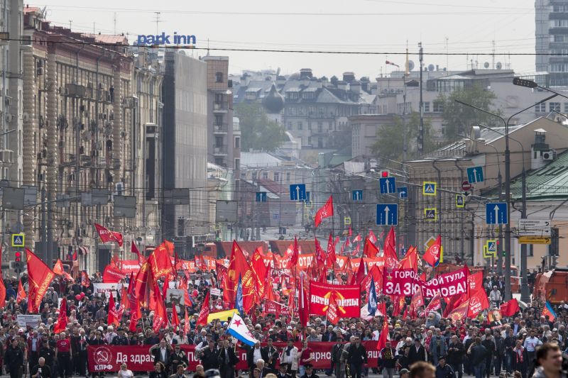 Több mint 130 ezren vonultak fel a munka ünnepe alkalmából a moszkvai Vörös téren