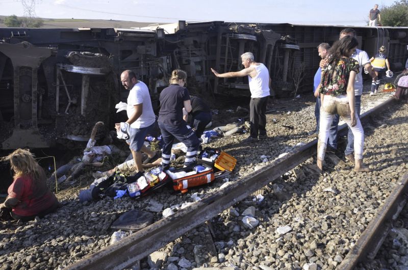 Több száz utassal siklott ki egy vonat – legalább tíz ember meghalt a török vonatbalesetben – fotó