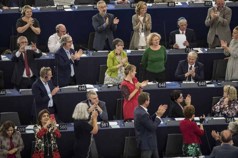 Így tapsolták a meghatódott Sargentinit a képviselők a szavazás után – videó