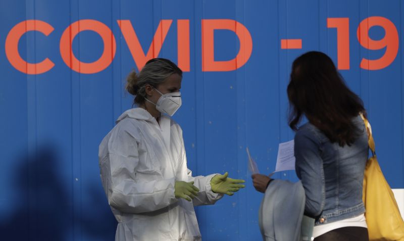 A cseh kormányfő elismerte, hogy elhibázták nyáron a járványkezelést, lemondott az egészségügyi miniszter