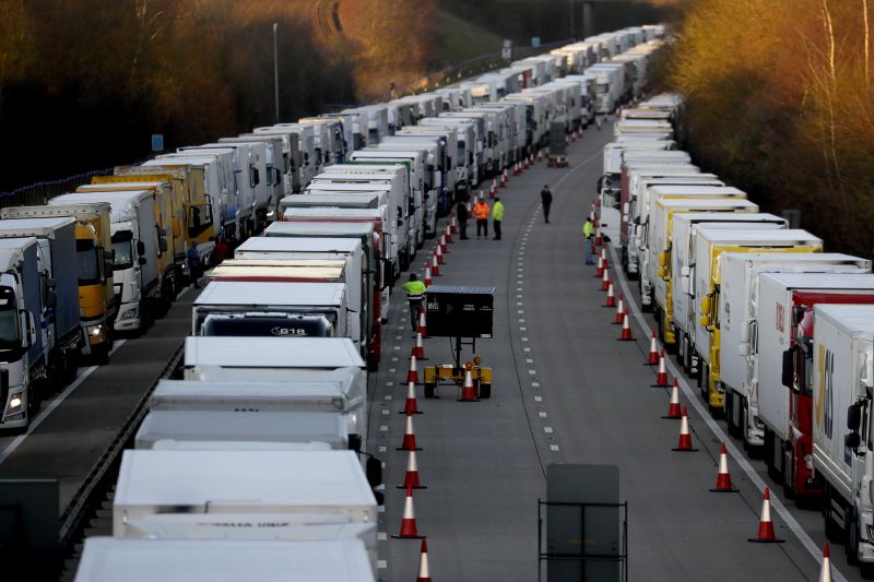 Káosz Dovernél: Négyezer kamion vár arra, hogy átkelhessen a francia oldalra