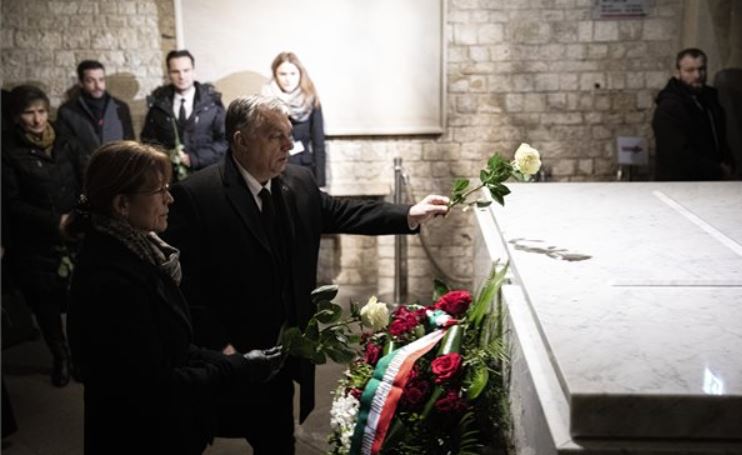 Orbán Viktor megkoszorúzta a néhai lengyel elnök síremlékét Krakkóban
