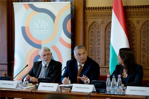 Orbán videót posztolt az Idősek Tanácsa üléséről