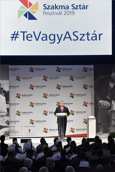 Orbán: "a mi fiataljaink a mi aranytartalékunk"