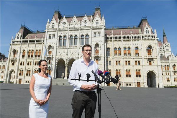 Átfogó módosító javaslatot és "Budapest-csomagot" nyújt be a Párbeszéd