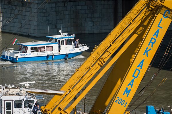 Rendőrségi csónakkal a Hableány kiemelésének helyszínére érkezett Pintér Sándor – fotó