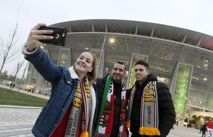Ilyen a hangulat most a Puskás Arénánál, Orbán Viktor is megérkezett a stadionavatóra – videó