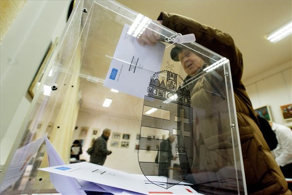 Választás: egy budapesti kerületben négy, míg a salgótarjáni körzetben 32 jelölt indul