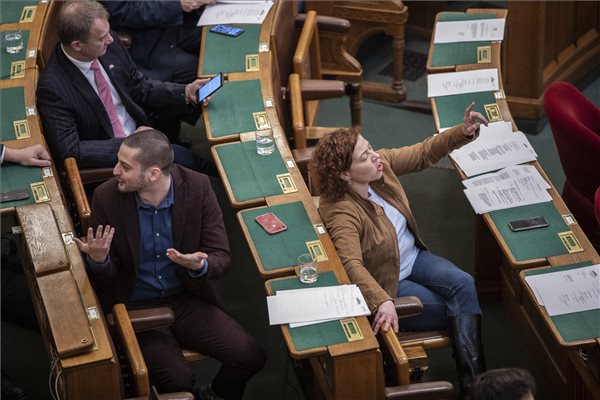 Visszatért az ellenzék a parlamentbe: a Jobbik szerint a Fidesz "a magyar fiatalt szaporítani való haszonállatnak" nézi, a Párbeszéd közölte, hogy "el kell takarítani a kormányt"