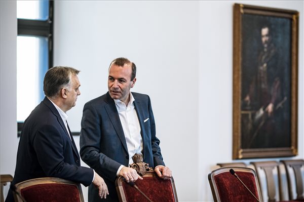 Weber sajtótájékoztatón mondta el, miről tárgyalt ma Orbánnal a Karmelita kolostorban – videó