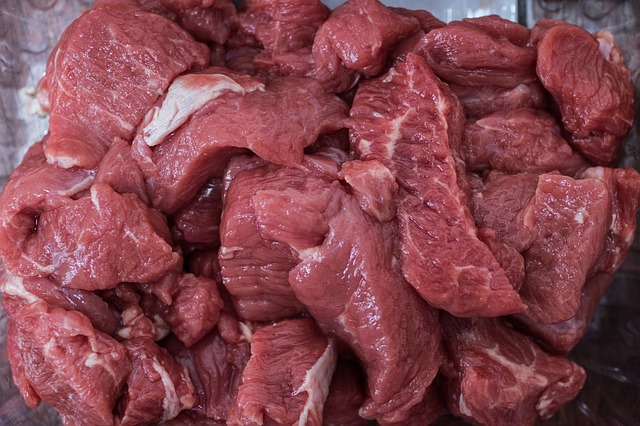 Évek óta romlott húst hordtak ki Rákospalota külterületére – most tetten érték őket