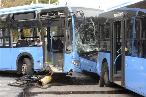 Összeütközött két busz Újbudán – többen megsérültek, köztük egy gyermek is
