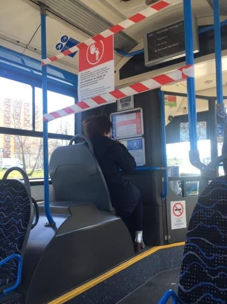 Döbbenetes képek: Az utasokat egyáltalán nem érdekli a kordon a BKK-buszokon