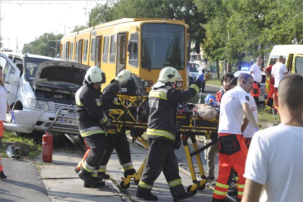 Drámai fotók érkeztek a Maglódi úton történt balesetről, a buszból többen kirepültek, tíz ember megsérült
