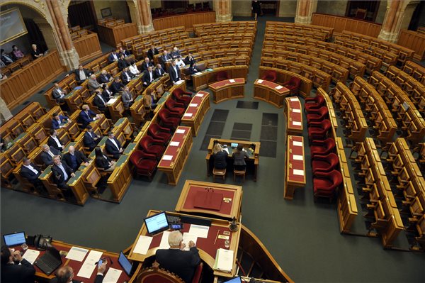 Bojkottálta a Fidesz a parlamenti ülést a lakhatásról – fotó