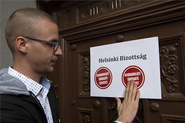 Ismét matricázott a Fidelitas – a Fidesz ifjúsági társszervezete szerint a Magyar Helsinki Bizottság "azon dolgozik, hogy Magyarország bevándorlóállammá váljon"