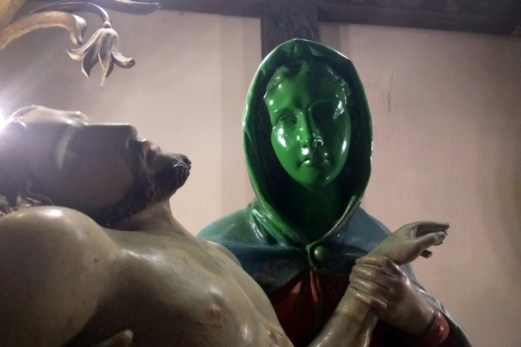 Lezárta a nyomozást a rendőrség a zöldre festett Szűz Mária ügyében