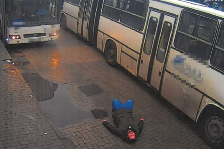 Összevesztek, majd a buszsofőr áthajtott a gyalogos lábfején Kecskeméten – fotó