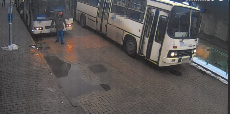 Összevesztek, majd a buszsofőr áthajtott a gyalogos lábfején Kecskeméten – fotó