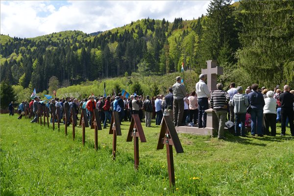 Úzvölgyi katonatemető – Több ezer ember kiáltotta a sírkertben: Ne bántsd a magyart!