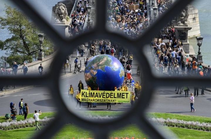 Több ezren vettek részt Budapesten a klímasztrájkon