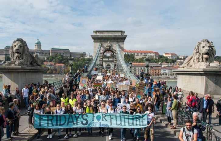 Több ezren vettek részt Budapesten a klímasztrájkon