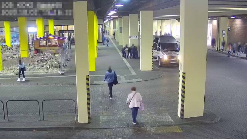 Videón, ahogy egy férfi megtámad egy csapat rendőrt a Köki-terminálon, és megpróbálja elvenni egyikük fegyverét