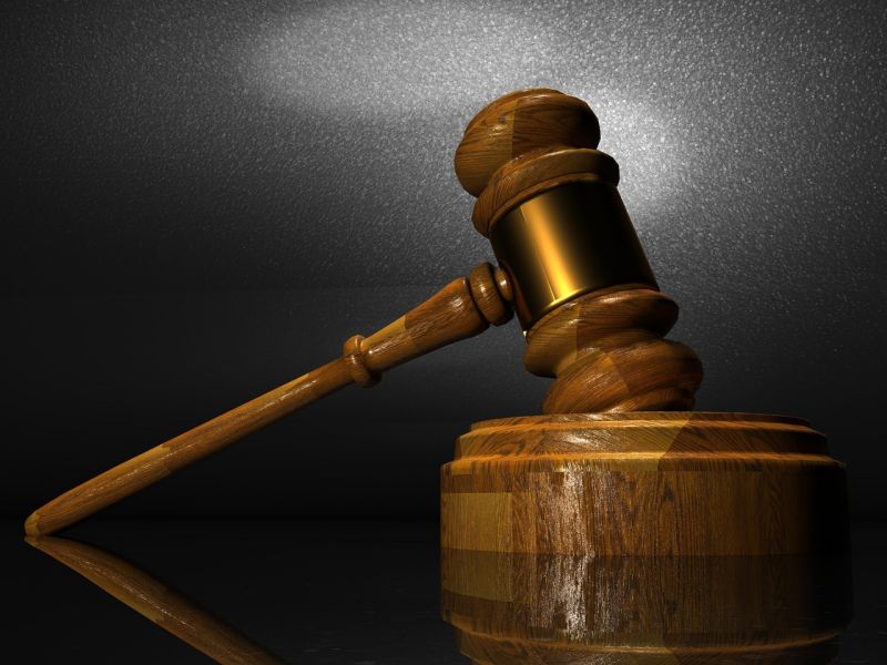 Zugírászat és csalás miatt ítélték el egy volt ügyvédet Tiszaújvárosban