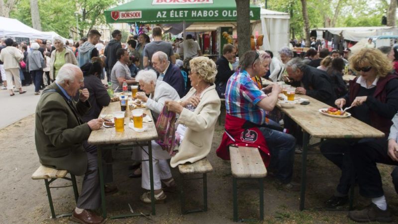 A magyarok harmada majálisozik – a sör és a virsli az egyik legnagyobb csalogató a programokra