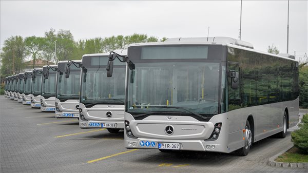 Mercedes autóbuszokat adtak át a VOLÁN-nak Debrecenben 
