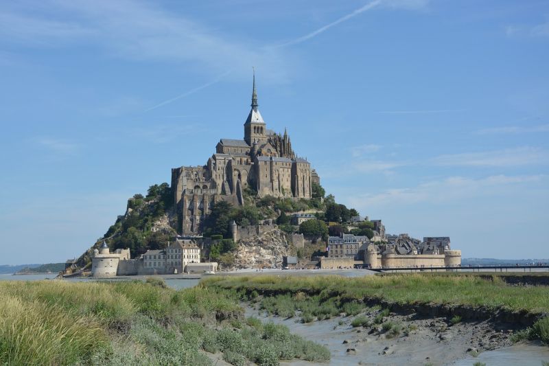 Kiürítették Mont-Saint-Michelt, egy gyanús alakot keresnek a rendőrök