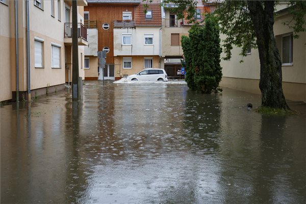 Döbbenetes képek: akkora felhőszakadás volt Nagykanizsán, hogy az utcákban hömpölygött az esővíz