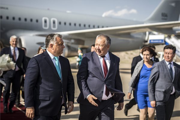 Kirgizisztánba érkezett Orbán Viktor – videó