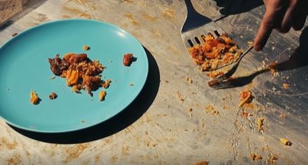 Olyan forró volt egy ferencvárosi játszótéri lemezcsúszda, hogy rántottát sütöttek rajta a kétfarkúak – videó