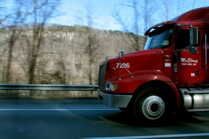 Kézzel akarta megállítani az elszabadult kamiont, ami letarolt egy benzinkutat – videó