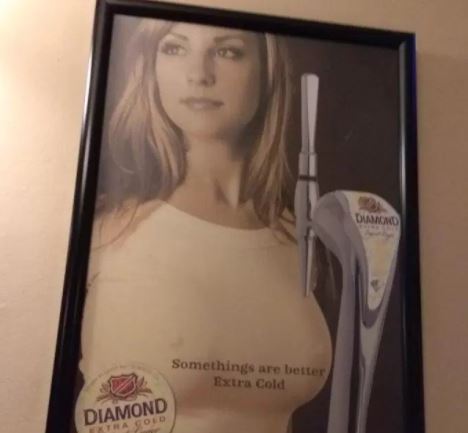 "Vannak dolgok, amelyek hidegen jobbak" – túl szexi volt a mellbimbós reklám a sörözőben, ezért le kellett szedni – fotó