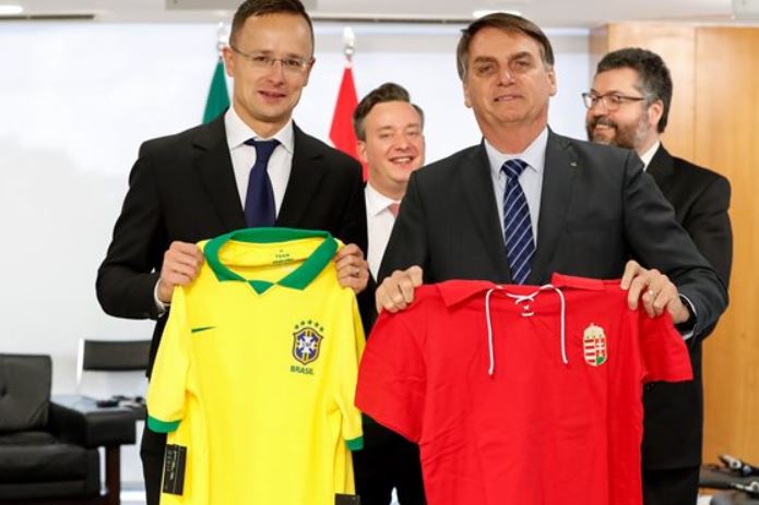 Fotón, ahogy Szijjártó Péter focimezt cserél a brazil elnökkel
