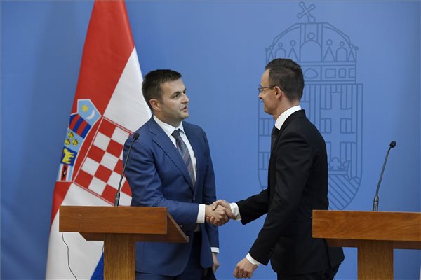 Brüsszelhez fordul a magyar és a horvát kormány