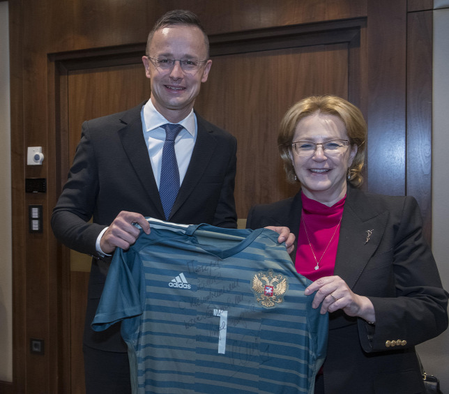 Szijjártó Péter ezt a focis szülinapi ajándékot kapta az orosz delegációtól – fotó
