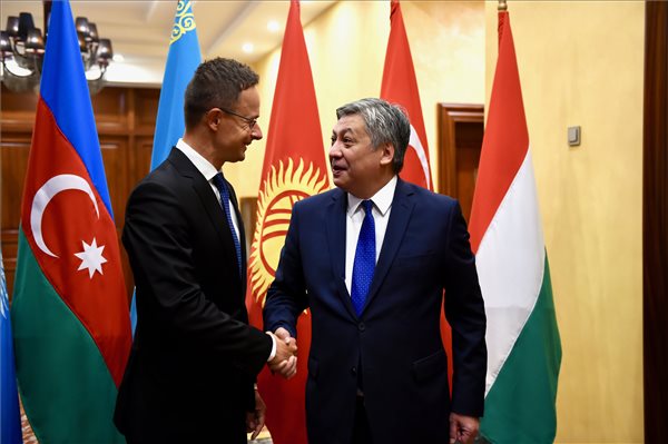 Szijjártó: Magyarország kiveszi a részét Kirgizisztán fejlesztéséből