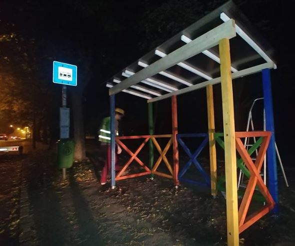 Lebontották a kétfarkúak színes buszmegállóját Szombathelyen az éj leple alatt – fotó