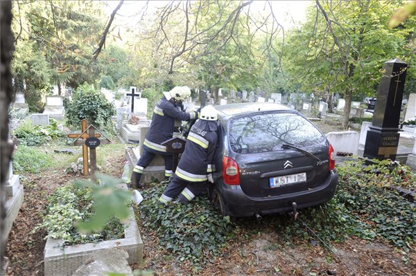 A sírok közé hajtott egy autó a Farkasréti temetőben – fotó