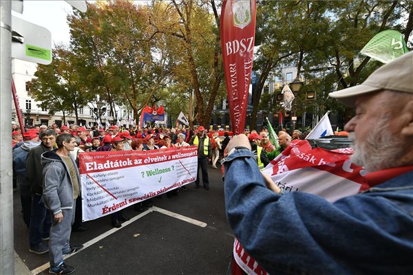 Elkezdődött a tüntetés a Magyar Nemzeti Banknál, a szervezők ezreket várnak a megmozdulásra – élő videó