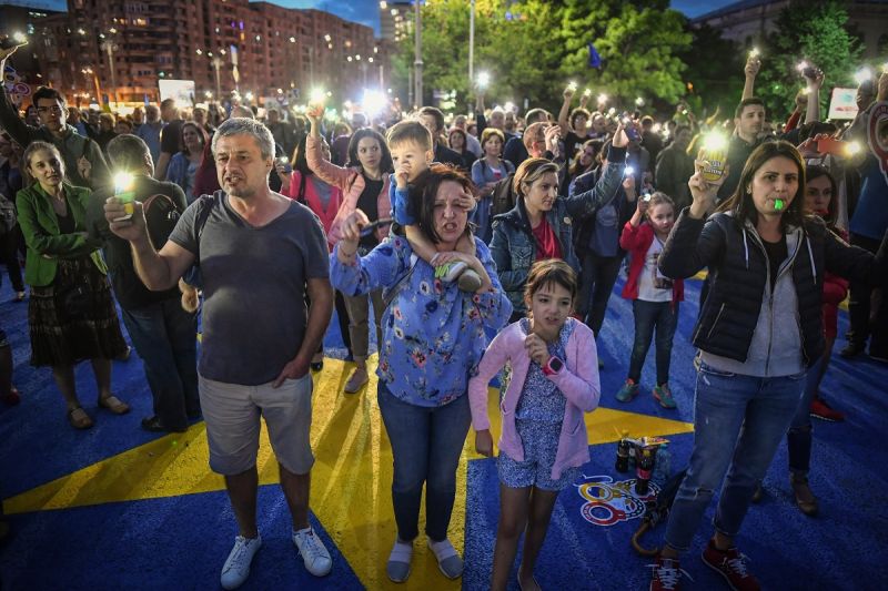 Ezrek vonultak utcára a román kormánnyal szemben