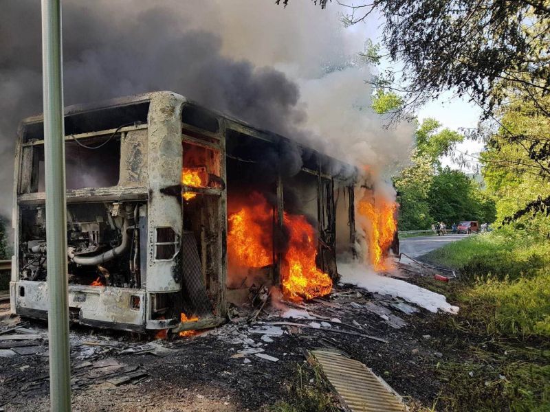 Teljesen kiégett egy busz Pomáz határában – fotók